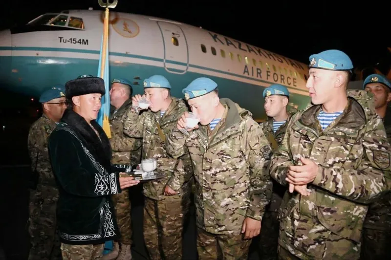 Әскери парадқа қатысқан жауынгерлер Мәскеуден оралды