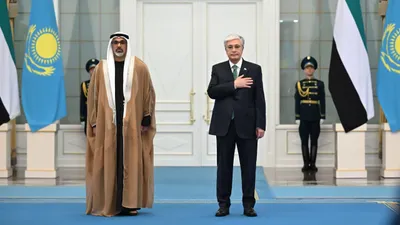 Мемлекет басшысының баспасөз қызметі Қасым-Жомарт Тоқаевтың Ақорда резиденциясында Әбу-Дабидің тақ мұрагері шейх Халед бен Мұхаммед бен Заид Әл Нахаянды қалай қарсы алғанын көрсетті, деп хабарлайды Zakon.kz., сурет - Zakon.kz жаңалық 12.05.2025 11:51