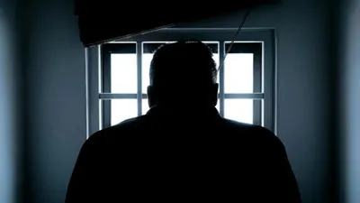 Ұлыбританияда соттың қателігінен 38 жылын түрмеде өткізген ер адам ақталып шықты , сурет - Zakon.kz жаңалық 14.05.2025 13:22