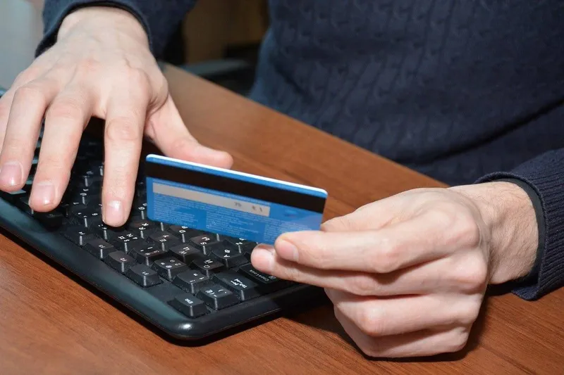 СҚО-да полицейлер алаяққа алданған зейнеткердің қаражатын сақтап қалды