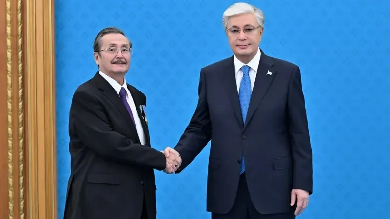 Президент Қайрат Байбосыновқа "Қазақстанның еңбек ері" атағын берді