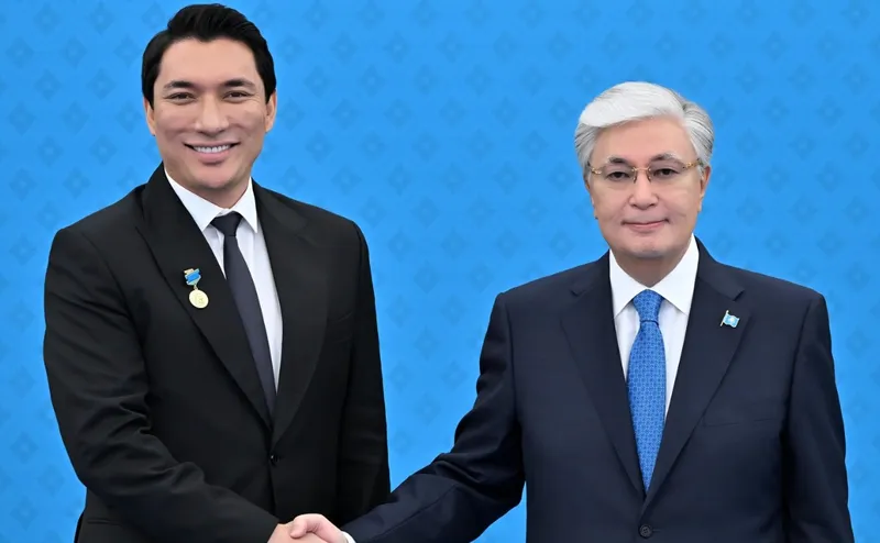 "Лайық па, жоқ па?" – Президент марапатынан кейін Әлішер Кәрімов талқының ортасында қалды