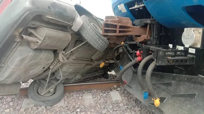 Алматы облысында пойыз жеңіл көлікті жапырып кете жаздады