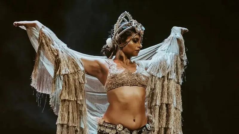 Тұзды батпақта өнер көрсеткен үнді бишісі көпшіліктің көзайымына айналды