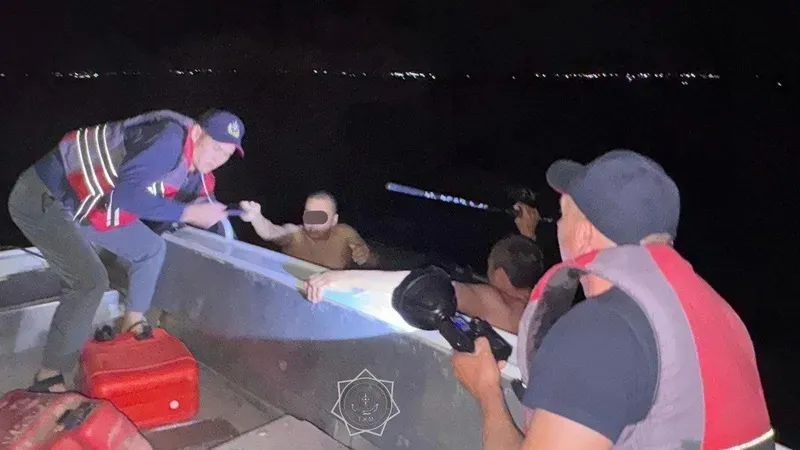 Түркістан облысында қараңғы түсіп, жағаға жете алмай қалған екі балықшы құтқарылды