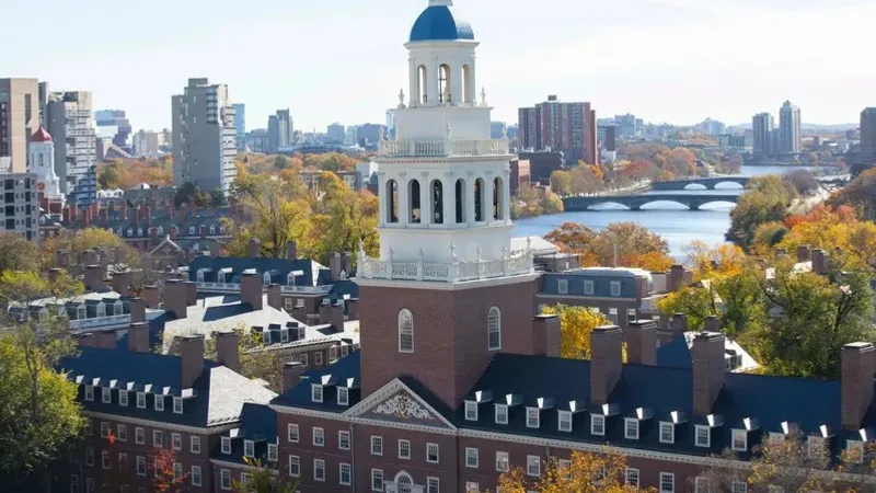 Гарвард шетелдіктерді оқудан шығаруда: қазақстандық студенттердің тағдыры қалай болмақ