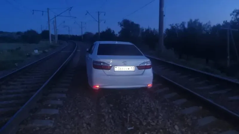 Түлкібас учаскесінде жүргізуші көлігін рельске тастап кеткен: пойыздардың кестесі бұзылды, сурет - Zakon.kz жаңалық 01.06.2025 14:17