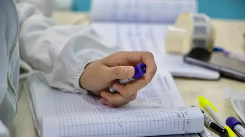 "Бір адамға шұғыл ота жасалуда". Астанада автобус жол апатына ұшырап, 10 адам зардап шекті