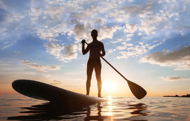 Ақтау порты жанында сапбордпен жүзіп жүрген жасөспірім ағыс алып кеткен