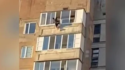 Қарағандыда ер адам 9-қабаттағы балконнан секіріп кетпек болды, сурет - Zakon.kz жаңалық 06.06.2025 12:44