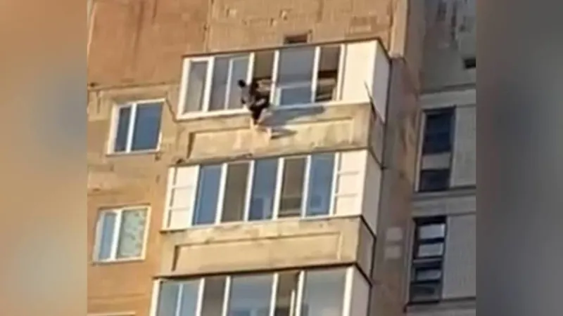 Қарағандыда ер адам 9-қабаттағы балконнан секіріп кетпек болды