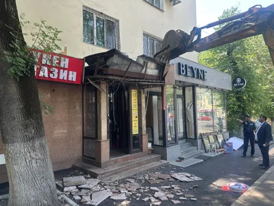 Алматының орталығында тұрғын үй жанындағы екі қосалқы нысан бұзылып жатыр, сурет - Zakon.kz жаңалық 12.06.2025 18:50
