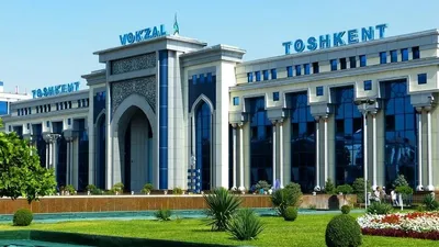 Ташкентте жүк көлігі шұңқырға түсіп кетіп, жеңіл автокөлікті құммен басып қалды, сурет - Zakon.kz жаңалық 16.06.2025 11:00