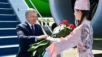 Өзбекстан президентін елорда әуежайында Премьер-министр Олжас Бектенов күтіп алды.  2024 жылдың қорытындысы бойынша Қазақстан мен Өзбекстан арасындағы тауар айналымы 4,1 млрд долларды құрады.  Садыр Жапаров пен Сердар Бердімұхамедовтің Астанаға келгені бұған дейін хабарланған болатын. Орталық Азия-Қытай саммитіне Қырғызстан мен Түркіменстан президенттері қатысады., сурет - Zakon.kz жаңалық 17.06.2025 11:13