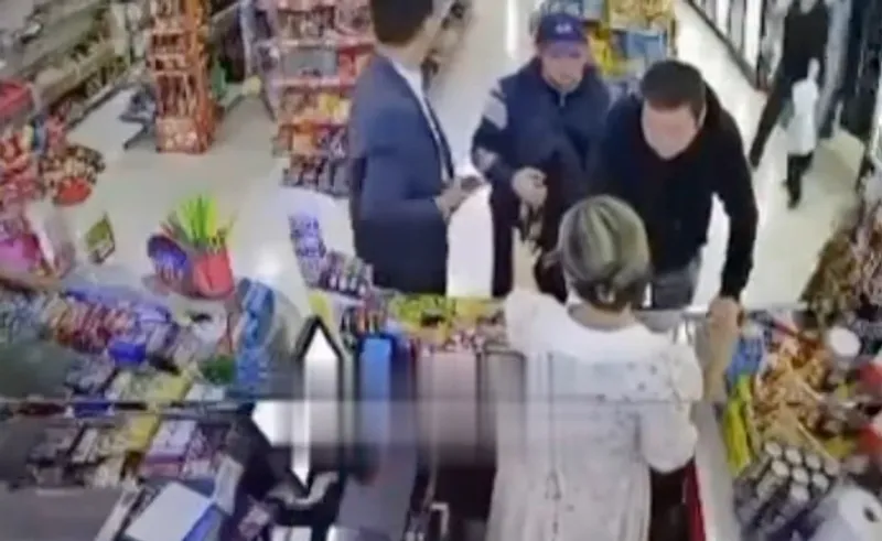 Ақтауда сатушы әйелге шабуыл жасаған ер адам сотталды