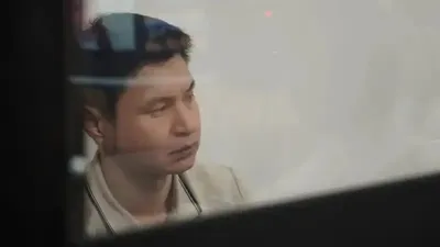 Қазір сот қылмысты жасырғаны үшін кінәлі деп таныған Бишімбаевтың ағасы Степногорск қаласындағы орташа тәртіптегі колонияда отыр.  2024 жылы 13 мамырда бұрынғы Ұлттық экономика министрі Қуандық Бишімбаев әйелі Салтанат Нүкенованы өлтірді деген айыппен 24 жылға сотталды. Байжанов төрт жылға бас бостандығынан айырылды., сурет - Zakon.kz жаңалық 18.06.2025 11:19