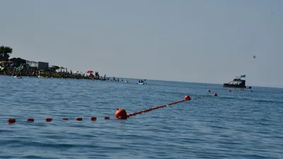 Биыл шомылу маусымына қарай жаңарған инфрақұрылымы бар, ыңғайлы көлігі қарастырылған, қауіпсіздік шаралары күшейтілген Алакөл туристерді қарсы алуға дайын, - деп хабарлайды Жетісу облысы әкімінің баспасөз қызметі.   Осы орайда назарларыңызға жаңа маусымның 10 басты игілігін ұсынамыз:  Үшарал қаласы бағытында әуе рейстерінің саны артты. Енді Алакөлге күн сайын Астана және Алматы қалаларынан «Алматы-Үшарал» және «Астана-Үшарал» бағыттары арқылы жетуге болады. Мемлекет тарапынан субсидияланған билеттер құны - небәры 20 000 теңге. Әуежайдың ұшу-қону жолағын қайта жаңартудың арқасында Үшарал қаласында ірі әуе кемелерін қабылдауға жағдай жасалған. Жазғы шомылу маусымына қарай қосымша пойыздар іске қосылды. Көлге 13 пойыз жүреді, оның ішінде Астана мен Алматыдан «Тальго» жүрдек пойызы да бар. Өскемен, Павлодар, Қызылорда, Семей және Ақтоғай бағыттары қосылды. Ақши және Көктұма ауылдарына автобус маршруттары ұйымдастырылды. Алматыдағы «Сайран» және Талдықорғандағы автобекеттерден автобустар тұрақты жүреді. Билет құны - 5 000 теңгеден 9 000 теңгеге дейін. Ақши ауылында дәрігерлік амбулатория, дәріхана және тәулік бойы Жедел жәрдем жұмыс істейді. Облыс орталығынан хирургтар, кардиологтар, травматологтар және басқа да мамандар іссапарға жіберіледі. Судағы қауіпсіздікті және өрт қауіпсіздігін қамтамасыз ету үшін биылғы шомылу маусымында Ақши ауылында тәулік бойы Төтенше жағдайлар департаментінің құтқару бөлімшелерінің кезекшілігі ұйымдастырылады. 19 құтқарушы мен қосымша 28 полиция қызметкері жағалауда тәртіпті қамтамасыз етеді. Құтқару жұмыстарының тиімділігін арттыру үшін 9 құтқару мұнарасы орнатылады. Тыйым салынған жерлерде су көліктерінің бақылаусыз қозғалысы мәселесін реттеу мақсатында Жетісу облысында Суды ортақ пайдалану ережесі бекітілді. Ережелердің сақталуын көліктік бақылау инспекциясы жүргізеді, бұл ретте инспекторлар саны ұлғайды. 3 су көлік тұрағы және құқық бұзушыларға арналған арнайы 1 айыппұл тұрағы болады. Байланыс пен Интернеттің сапасын арттыру мақсатында жағалауда 16 базалық станция жұмыс істейді, 2024 жылы оптикалық-талшықты желі тартылды. Интернет байланысына туристік нысандар кезең-кезеңімен қосылуда. Сондай-ақ жағалаудың санитарлық инфрақұрылымын жақсарту үшін бірқатар шаралар қабылдануда. Бүгінге дейін 11 санитарлық-гигиеналық торап қойылған, маусымның соңына дейін тағы 12-сі қойылады. Қосымша 60 қоқыс жәшігі қойылып, 20 биотуалет орнатылады. Ақши ауылында кәріз-тазарту құрылысы бастады, бұл – өңірдің экологиялық қауіпсіздігін қамтамасыз етуге деген маңызды қадам. Электрмен үздіксіз жабдықтауды қамтамасыз ету үшін жаңа «Ақши» қосалқы станциясының құрылысы жүргізілуде, биыл Бескөлден Ақшиге дейін жоғары вольтты электр беру желілерін салу жұмыстары аяқталады. Сондай-ақ, Көктұма және Ақши ауылдарында жағалауды нығайтудың ауқымды жұмыстары басталды. Жетісу облысының Алакөл демалыс орны туризмнің ең танымал бағыты ретінде үнемі даму үстінде. Оған көлікпен бару мүмкіндігін кеңейту, қауіпсіздікті қамтамасыз ету, жағалаудың экологиялық инфрақұрылымы мен заманға сай қолайлы жағдай жасау – қазақстандықтар мен шетелдік туристер үшін көл жағалауында демалуды жайлы ете түседі.  , сурет - Zakon.kz жаңалық 18.06.2025 10:59