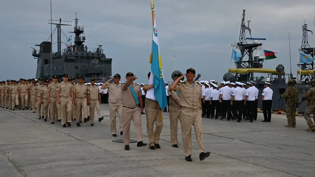 Бөксеге, секске немесе гинекологтың кабинетіндегі қызға укол салу (YouTube видеосы) Дәретханадағы жасырын камера порно, төменнен жақыннан көрініс