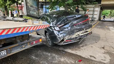 Алматыда бір күнде болған кезекті автобус апаты: жеңіл көлік жарнама тақтасына соғылды, сурет - Zakon.kz жаңалық 20.06.2025 17:38