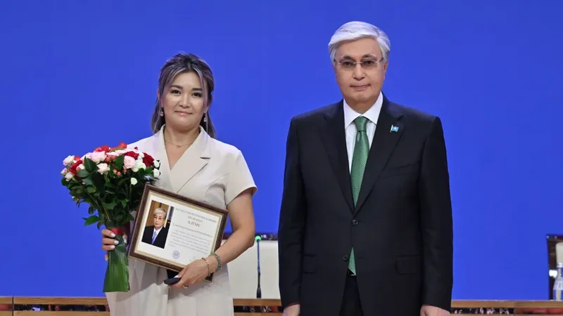 Марапаттау рәсімі,  Әнуар Байтұрсынов, Гүлжан Байтұрсынова, Алғыс  , сурет - Zakon.kz жаңалық 23.06.2025 17:22