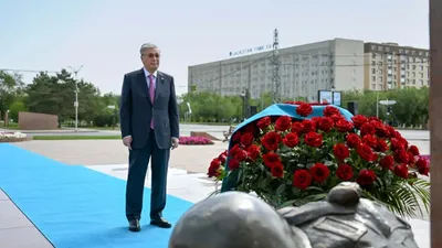 Мемлекет басшысы Ақтөбе облысына сапары барысында Әлия Молдағұлованың ескерткіші жанында жергілікті жұртшылықпен кездесті.  – Әлия Молдағұлова – халқымыздың қайсар қызы. Бүгін 100 жылдығына орай арнайы келдім. Бұл, ең алдымен, азаматтық борышым. Тағзым ету үшін келіп отырмын. Баршаңызға көп рақмет. Әлияның есімін халқымыздың арасында, шетелде кең ауқымда дәріптеуіміз керек. Ол – біздің мақтанышымыз. Сондықтан оның есімі біздің жадымызда мәңгі сақталады, – деді Қасым-Жомарт Тоқаев.  Сондай-ақ Президент қазіргі алмағайып заманда бірлікті, татулықты сақтау өте маңызды екеніне назар аударды., сурет - Zakon.kz жаңалық 25.06.2025 14:09