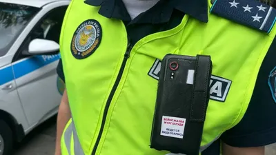 Полиция сонымен қатар патрульдік смарт токендерді пайдалана отырып, бет-әлпетті тану жүйесін енгізуде. Қазіргі уақытта 7000-нан астам құрылғы қолданылуда, олардың көмегімен 81 тұлға танылды.  Бұған дейін Сергей Варго Астанада «цифрлық күмбез» деп аталатын құрылыстың қалай жасалып жатқанын айтып берген болатын. Бұл бейнебақылаудың ондаған шақырымды басып өтуіне және сол арқылы қылмыспен күресуге мүмкіндік беретін бірнеше камералар жүйесі болмақ., сурет - Zakon.kz жаңалық 26.06.2025 13:45