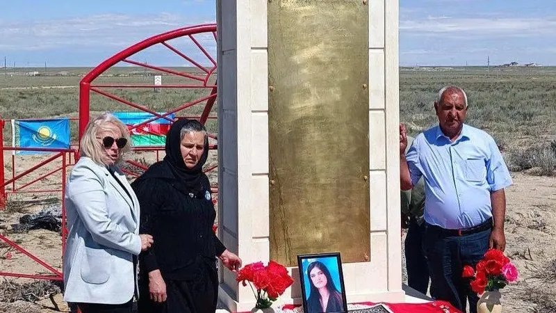 Ақтау әуежайы маңында апатқа ұшыраған ұшақ экипажына арналған ескерткіш ашылды