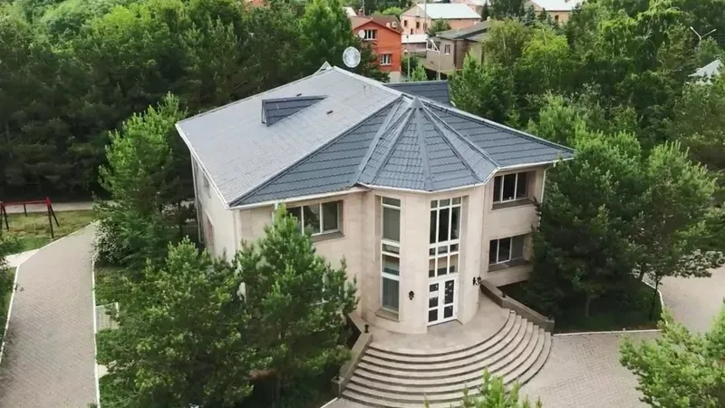 Антикор жемқор шенеуніктен тартып алынған зәулім үйді көрсетті