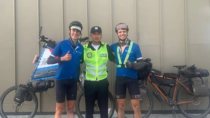 Германиядан келген велошабандоздар қазақстандық полицейлерге алғыс білдірді