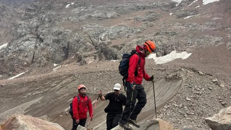 Алматы тауларында ресейлік отбасы ұлдарынан көз жазып қалып, құтқарушылар көмекке жетті