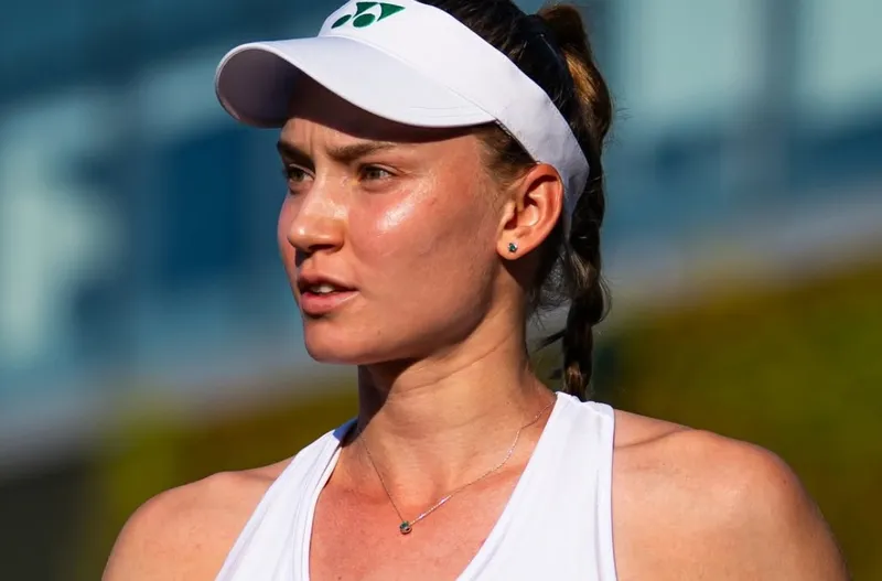 Рыбакина Саккариді жарыс жолынан шығарып, Уимблдонның үшінші айналымына өтті