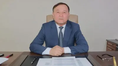 Денсаулық сақтау министрлігі баспасөз қызметінің мәліметінше, Асылбеков 1966 жылы 24 маусымда дүниеге келген. 1990 жылы Алматы мемлекеттік медицина институтының Шымкент қаласындағы филиалын; 2003 жылы М.Сапарбаев атындағы Оңтүстік Қазақстан гуманитарлық институтын; 2006 жылы – М.Әуезов атындағы Оңтүстік Қазақстан мемлекеттік институтын бітірген. "Провизор", "Заңгер", "Экономист" мамандықтары бойынша. Еңбек жолын 2000 жылы Оңтүстік Қазақстан облысы Созақ ауданының "Фармация" АҚ-да провизор-технолог және бас маман болып бастаған. 2002 жылдан 2020 жылға дейін – ҚР ДСМ Фармацевтикалық бақылау комитетінің Оңтүстік Қазақстан облысы, Алматы облысы, Алматы қаласы және Астана қаласы бойынша басқармалары мен департаменттерін басқарды. 2007 жылдан 2009 жылға дейін ҚР Денсаулық сақтау министрлігінде бөлім басшысы болып жұмыс істеді. Содан кейін әр жылдары Астана қаласы Тұтынушылардың құқықтарын қорғау комитетінде, Денсаулық сақтау министрлігінің Фармация комитетінде, Тауарлар мен қызметтердің сапасын және қауіпсіздігін бақылау комитетінде төрағаның орынбасары лауазымдарын атқарды. Сондай-ақ ҚР ДСМ Дәрілік заттар мен медициналық бұйымдарды сараптау Ұлттық орталығы бас директорының кеңесшісі болып жұмыс істеді. "СҚ-Фармация" дәрілік заттар мен медициналық бұйымдарды сатып алу бойынша Бірыңғай дистрибьюторды құру туралы шешімді Қазақстан Республикасының Үкіметі 2009 жылғы 11 ақпанда қабылдады. Компанияға тегін медициналық көмек пен әлеуметтік медициналық сақтандырудың кепілдік берілген көлемі шеңберінде медициналық ұйымдарға дәрі-дәрмектерді сатып алу және жеткізу бойынша бірыңғай оператор функциялары жүктелді., сурет - Zakon.kz жаңалық 03.07.2025 12:11