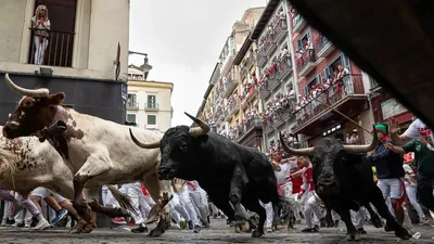 Испанияда дәстүрлі бұқалар жарысы басталды: алты адам жарақат алды, сурет - Zakon.kz жаңалық 07.07.2025 16:53