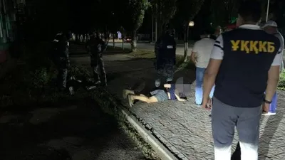 Қостанай облысы полиция департаментінің ұйымдасқан қылмысқа қарсы күрес басқармасының қызметкерлері бопсалауға қатысы бар деген күдікпен бір топ адамды ұстады,, сурет - Zakon.kz жаңалық 08.07.2025 10:49