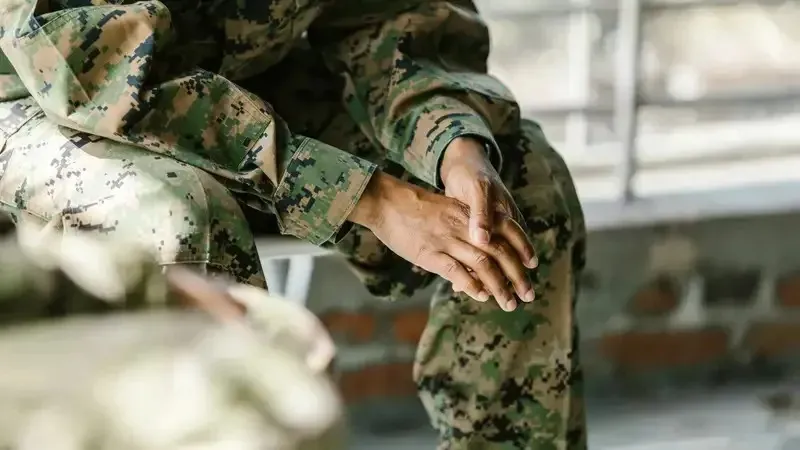 Түркістанда пойызға мінгелі тұрған жерінен қашқан әскерге шақырылушының досы жазаға кесілді