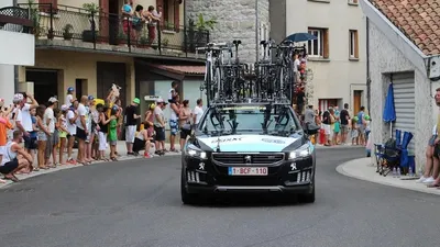 Қолында пышағы бар ер адам "Тур де Франс" жарысында жанкүйерлерге шабуыл жасады, сурет - Zakon.kz жаңалық 10.07.2025 17:38