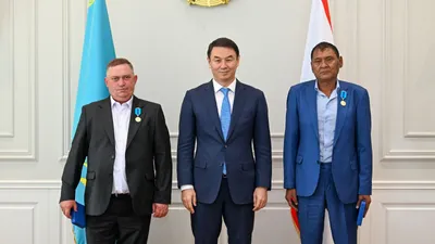 Қазақстан Республикасының Президенті Қасым-Жомарт Тоқаевтың тапсырмасы бойынша Алматы қаласының әкімі Дархан Сатыбалды мегаполистің мәдениет және еңбек ұжымдарының көрнекті өкілдеріне мемлекеттік наградаларды табыс етті., сурет - Zakon.kz жаңалық 11.07.2025 14:56