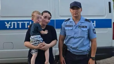 Оралда ұландықтар адасып қалған кішкентай баланы ата-анасына табыстады, сурет - Zakon.kz жаңалық 12.07.2025 13:07