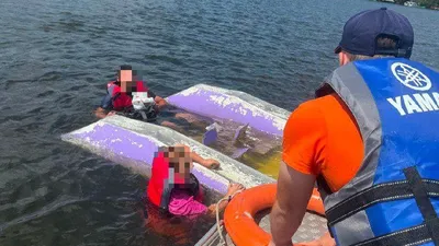 Бурабайда екі адам отырған катамаран аударылып кетті, сурет - Zakon.kz жаңалық 17.07.2025 17:15