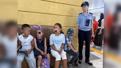 Металлургтер күніне арналған концертте полиция мерекелік қарбаласта адасып кеткен 59 баланы ата-аналарына қайтарды, сурет - Zakon.kz жаңалық 21.07.2025 14:29