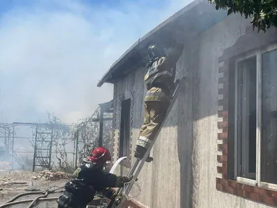 Жамбылдық құтқарушылар өртеніп жатқан үйден кейуананы алып шығып, жарылыстың алдын алды, сурет - Zakon.kz жаңалық 22.07.2025 17:51