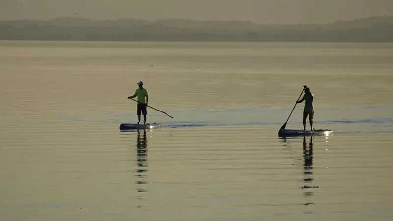 Каспий теңізінде қатты жел тұрып, жағалаудан алыстап кеткен бес адам құтқарылды