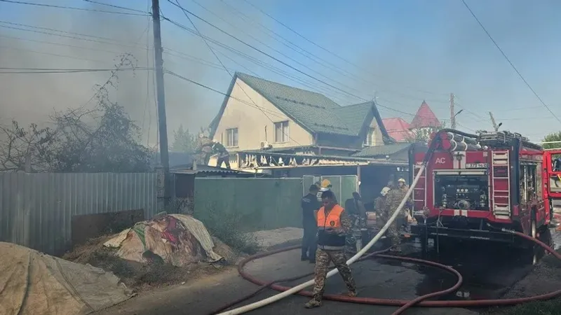 Алматыда жеке секторда екі үй отқа оранды