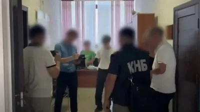 Биыл 23 шілдеде Ұлттық қауіпсіздік комитетінің Сыбайлас жемқорлыққа қарсы іс-қимыл қызметі қызметтік өкілеттіктерін асыра пайдаланды деген күдікпен ҚР Энергетика министрлігінің Атомдық және энергетикалық қадағалау мен бақылау комитетінің Қызылорда облысы бойынша аумақтық департаментінің басшысын ұстады., сурет - Zakon.kz жаңалық 25.07.2025 16:51