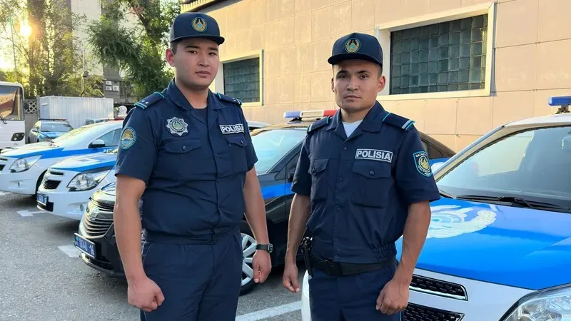 Өскеменде учаскелік полицейлер түтінге толы пәтерде қалып кеткен егде әйелді құтқарды