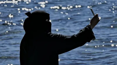 Полицейлер азаматтарды қоғамдық орындарда адамның түр-сипатын тануға кедергі келтіретін киімдерді киюге тыйым салуды көздейтін заңнамадағы өзгерістер туралы ақпараттандыру жұмыстарын бастады., сурет - Zakon.kz жаңалық 25.07.2025 09:04