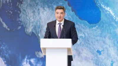 Қазақстанның Премьер-министрі Олжас Бектенов Манжерок қаласында (Алтай Республикасы) өткен бірінші Халықаралық экологиялық конференцияда Каспий теңізінің таяздану проблемасын аймақтың негізгі сын-қатерлерінің бірі ретінде атап өтті., сурет - Zakon.kz жаңалық 25.07.2025 12:10