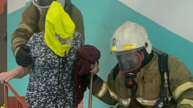 Алматы облысында өртеніп жатқан пәтерден әйел адам құтқарылды