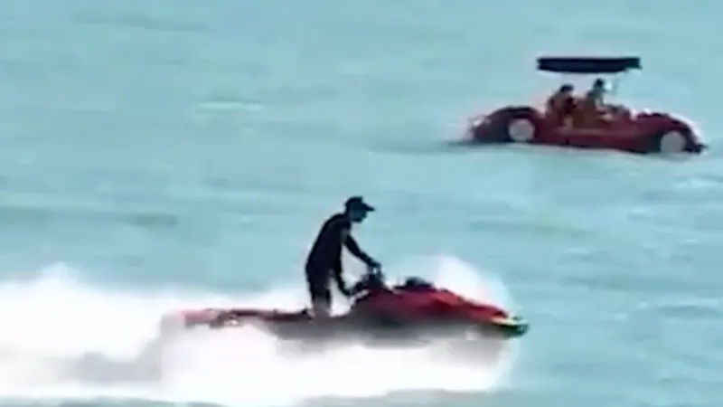 Алакөлде шомылып жүрген әйелді қайықпен жаншып өткен күдікті қамауға алынды