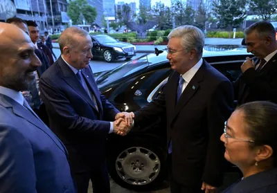 Тоқаев пен Ердоған әуежайдан Анкараға бір көлікке отырып аттанды, сурет - Zakon.kz жаңалық 28.07.2025 23:50